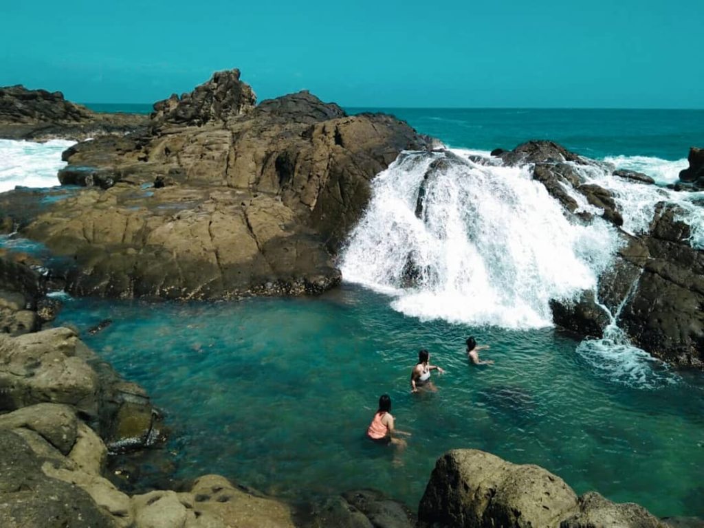 pria dan wanita di pantai wediombo yogyakarta