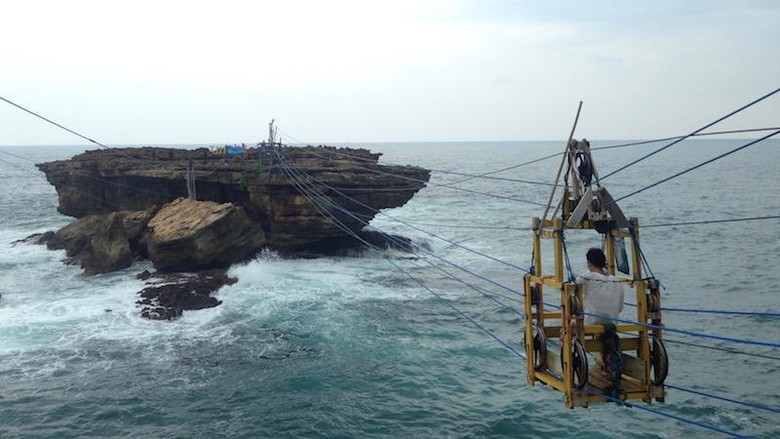 seorang pria naik kereta tali menuju pantai eksotis yogyakarta
