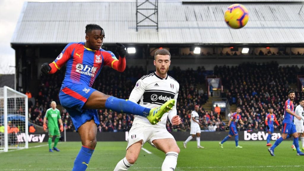 foto Wan-Bissaka sedang membuang bola