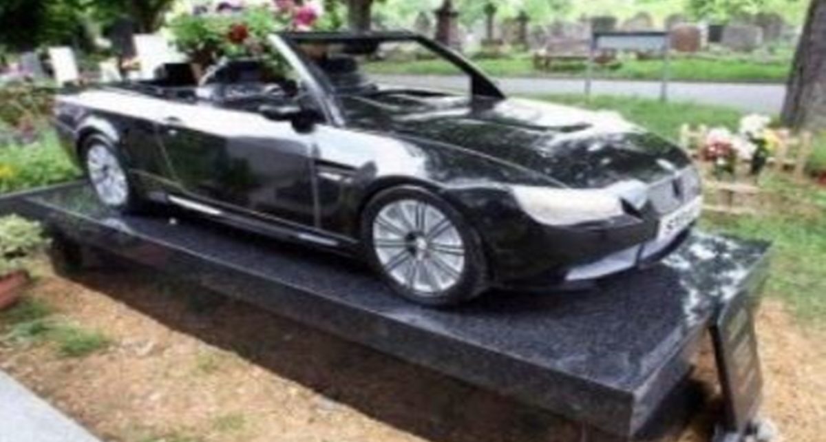 Batu Nisan Berbentuk BMW Seharga Rp.688Juta