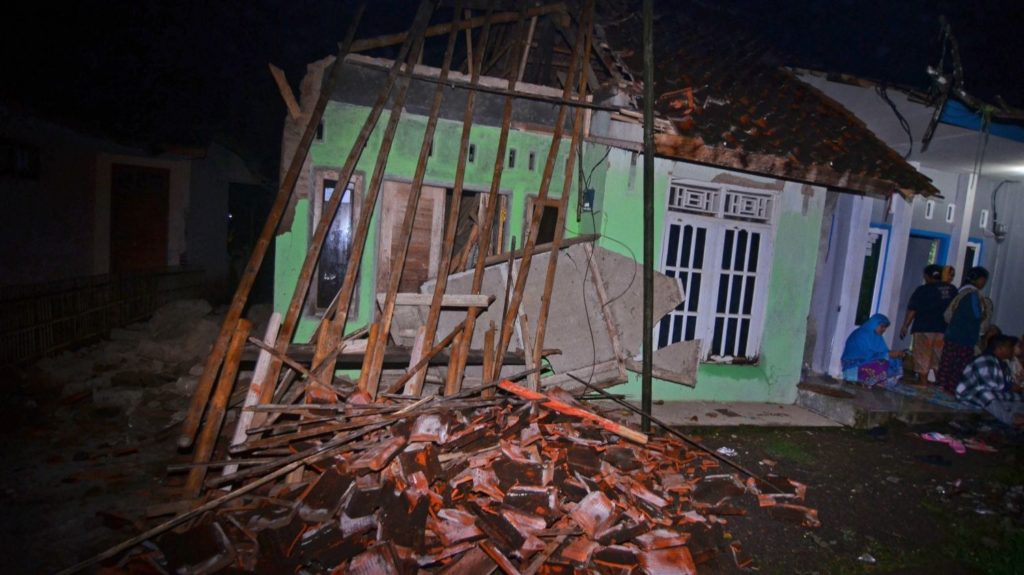 gempa banten menyebabkan 26 rumah rusak di sukabumi
