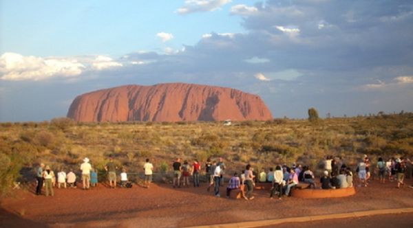 pemandangan uluru (ayers rock) yang dianggap suci oleh suku aborigin