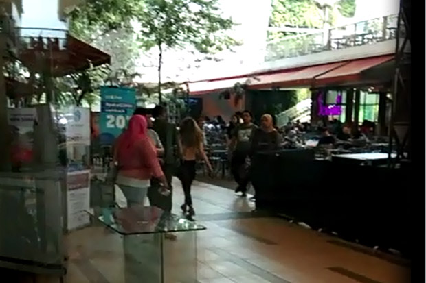 wanita telanjang di mall bekasi