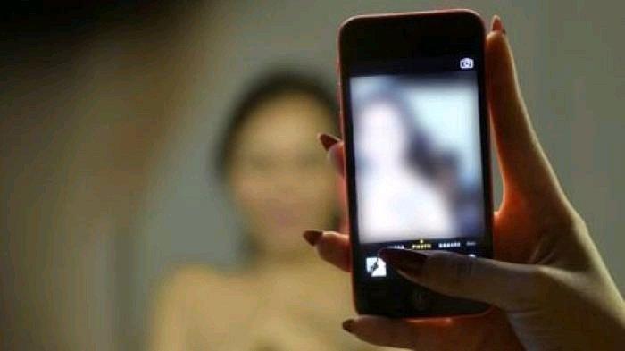 wanita pemeran dalam video seks gangbang yang di blur