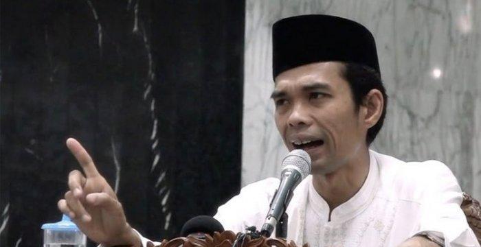 foto menunjukan abdul somad sedang ceramah tentang salib