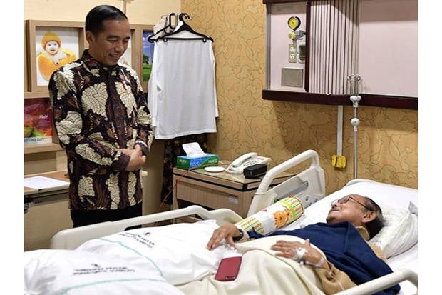 jokowi saat membesuk BJ Habibie