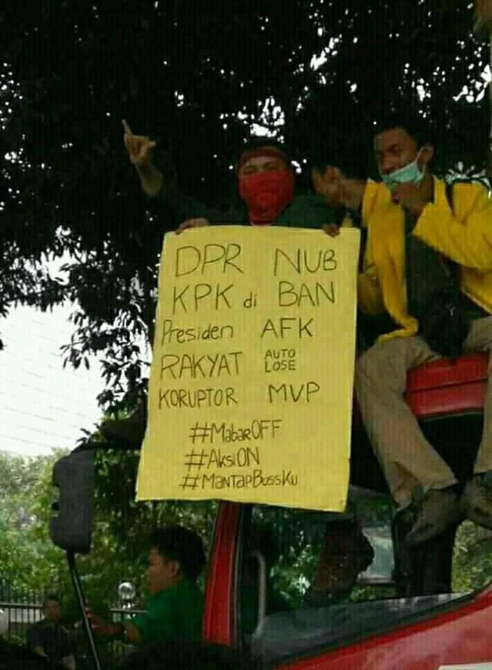 mahasiswa blokir tol dan coret kata kata kasar