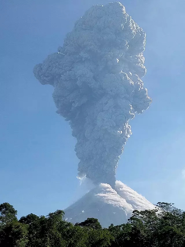 Gunung Merapi Lontarkan Awan Panas