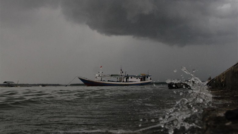 foto kapal tersesat karena udara jambi memburuk