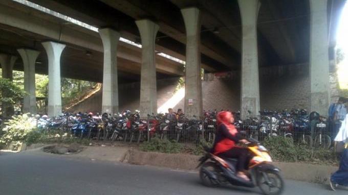 foto lahan parkir kolong jembatan