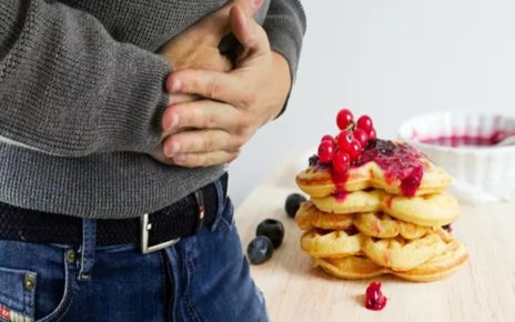 6 Cara Atasi Mual Usai Makan Berlebihan di Malam Hari