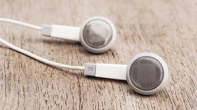 Sering Disepelekan, Bahaya Menggunakan Earphone Bagi Kesehatan 