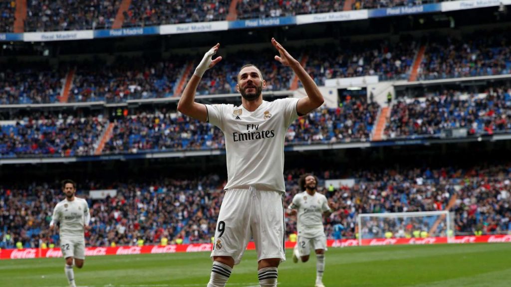 Karim benzema mencetak goal saat derby madrid