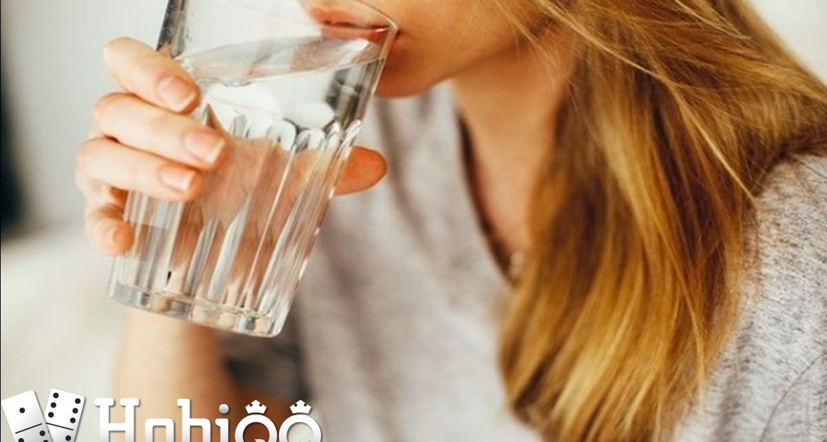 6 Alasan Kenapa Minum Air Putih Bisa Bantu Turunkan Berat Badan