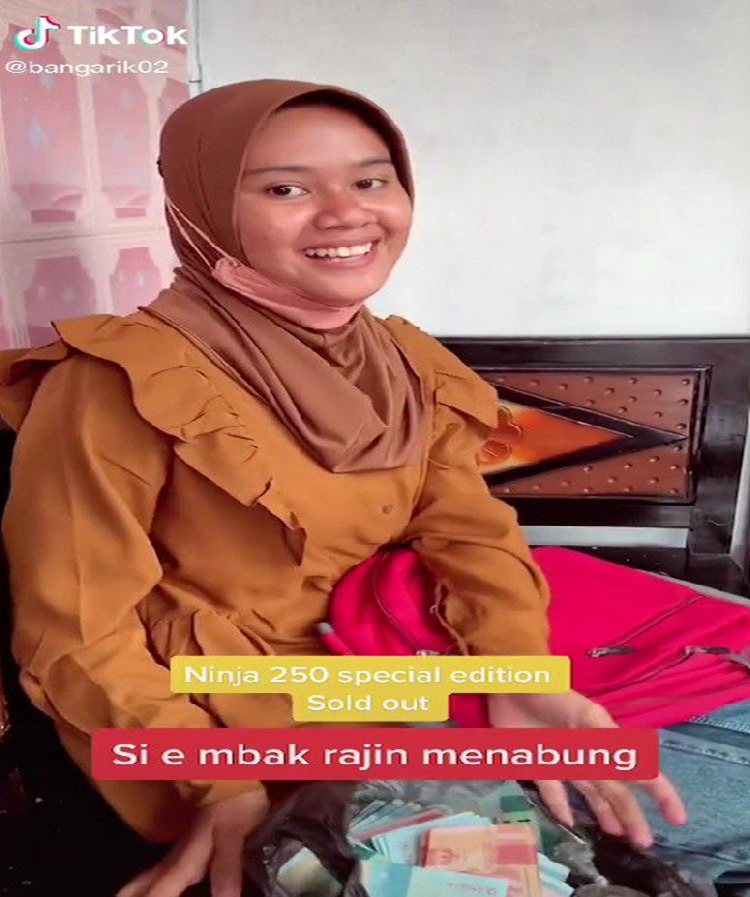 Hijaber Bawa Kresek Beli Motor Ninja Hasil Tabungan