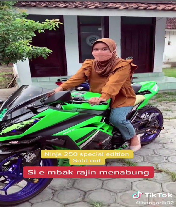 Hijaber Bawa Kresek Beli Motor Ninja Hasil Tabungan