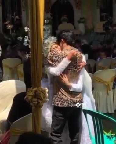 Pengantin Wanita Peluk Erat Lelaki Bukan Suaminya