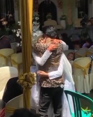 Pengantin Wanita Peluk Erat Lelaki Bukan Suaminya