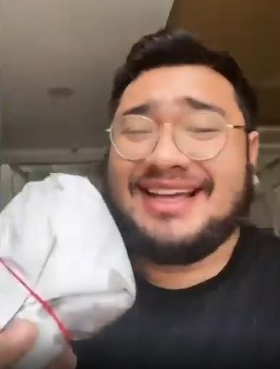 Pria Unboxing Nasi Goreng Seporsi Beratnya 1 Kg