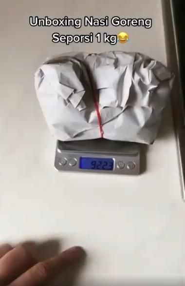 Pria Unboxing Nasi Goreng Seporsi Beratnya 1 Kg