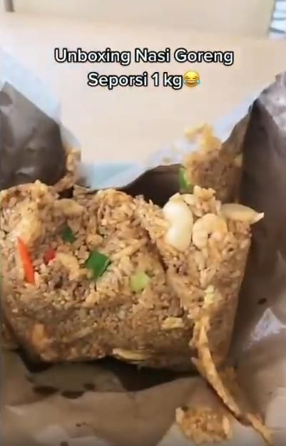 Pria Unboxing Nasi Goreng Seporsi Beratnya 1 Kg