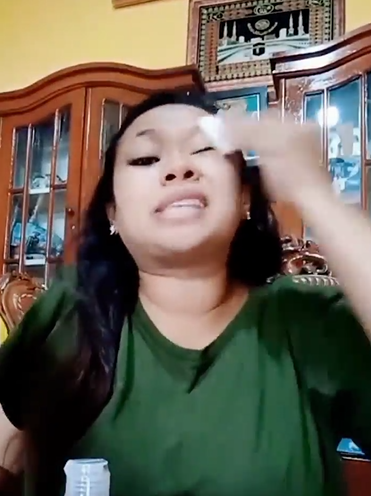 Viral Reviewer Kocak Tante Lala Ulas Produk Makeup