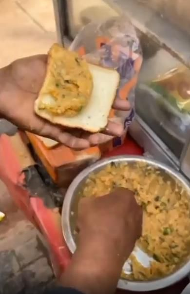 Ratakan Selai Pakai Tangan ala Penjual Roti India