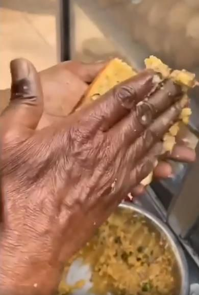 Ratakan Selai Pakai Tangan ala Penjual Roti India