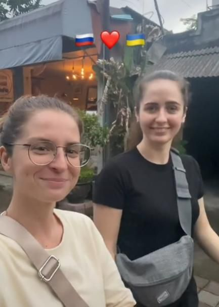 Bule Cantik dari Rusia dan Ukraina Bahas Makanan Bali