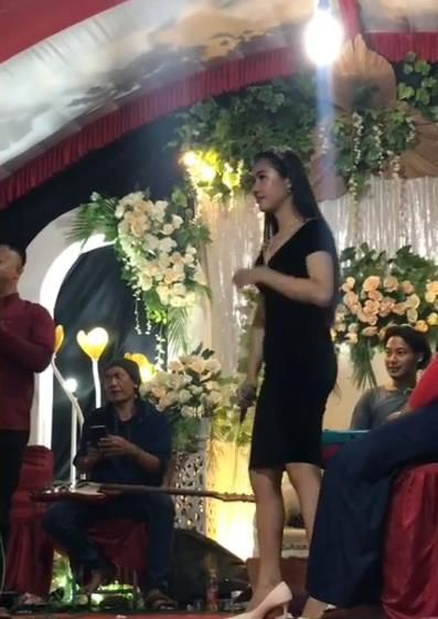 Suami Lagi Asyik Duet sama Biduan Cantik