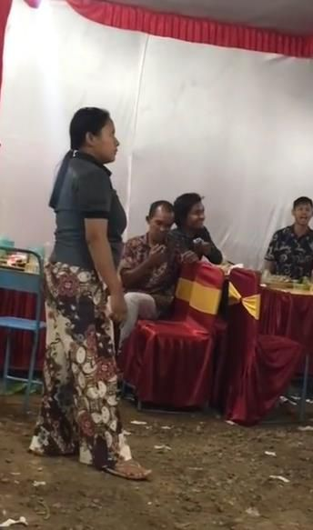 Suami Lagi Asyik Duet sama Biduan Cantik