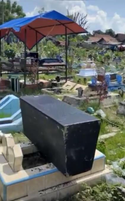 Heboh Pesta Pernikahan Digelar di Area Pemakaman