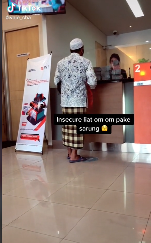 Bapak Bapak Bawa Kantong Kresek ke Bank