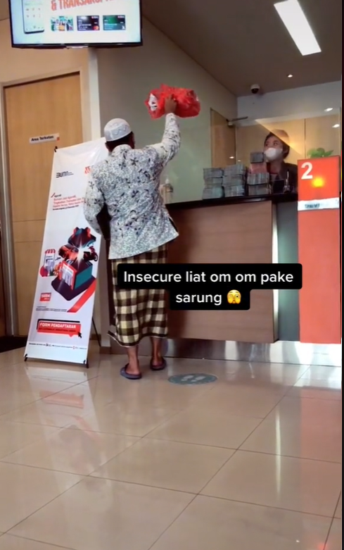 Bapak Bapak Bawa Kantong Kresek ke Bank