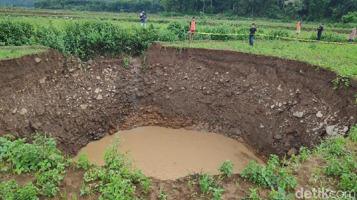 Geger Temuan Banyak Lubang Besar Muncul di Pantai