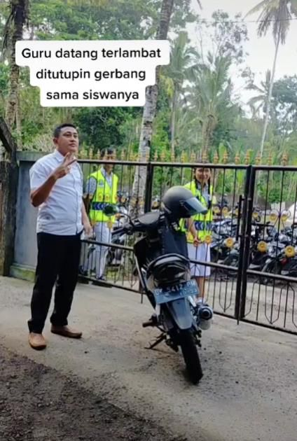 Guru Datang Terlambat Siswa Beri Hukuman