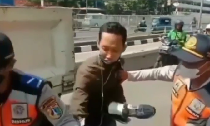 Kurir Parkir di Jalan demi Antar Paket