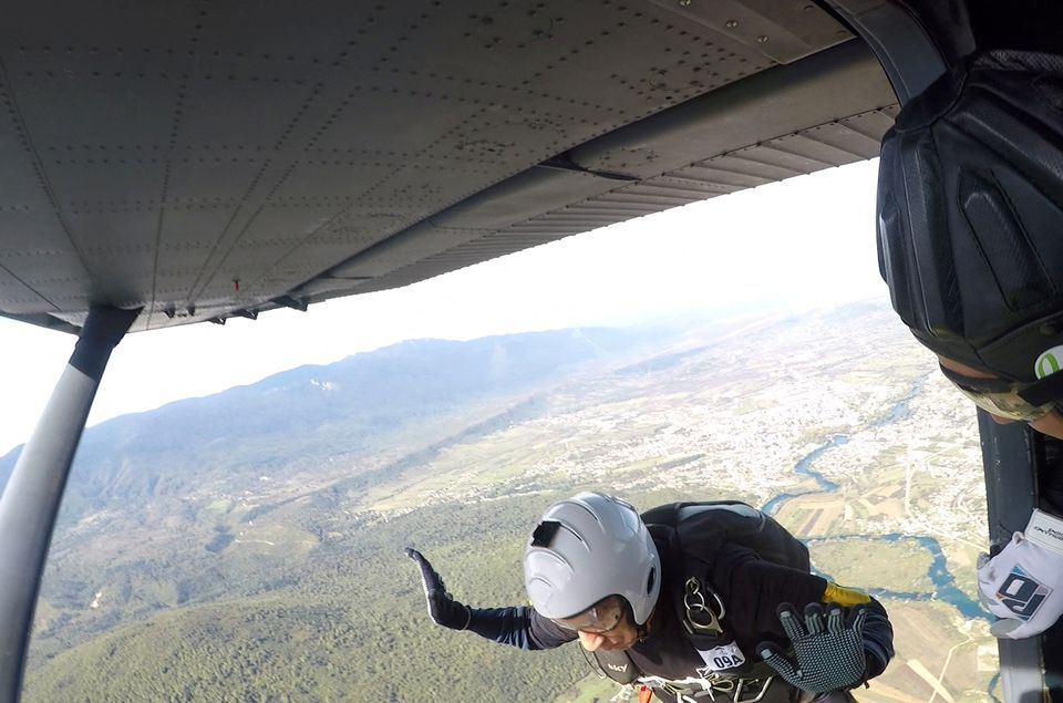 Kakek 88 Tahun Lakukan Skydiving 1.487 Kali