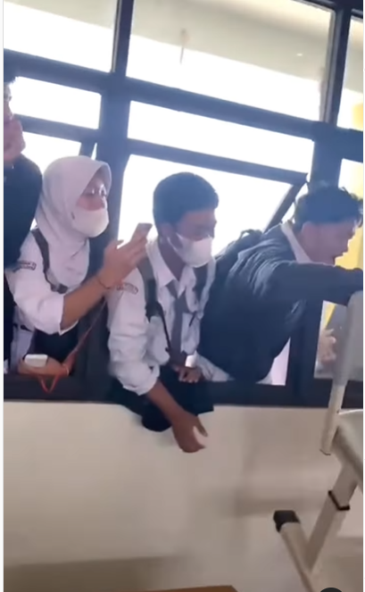 Video Siswa Tidur Pulas hingga Jam Pulang