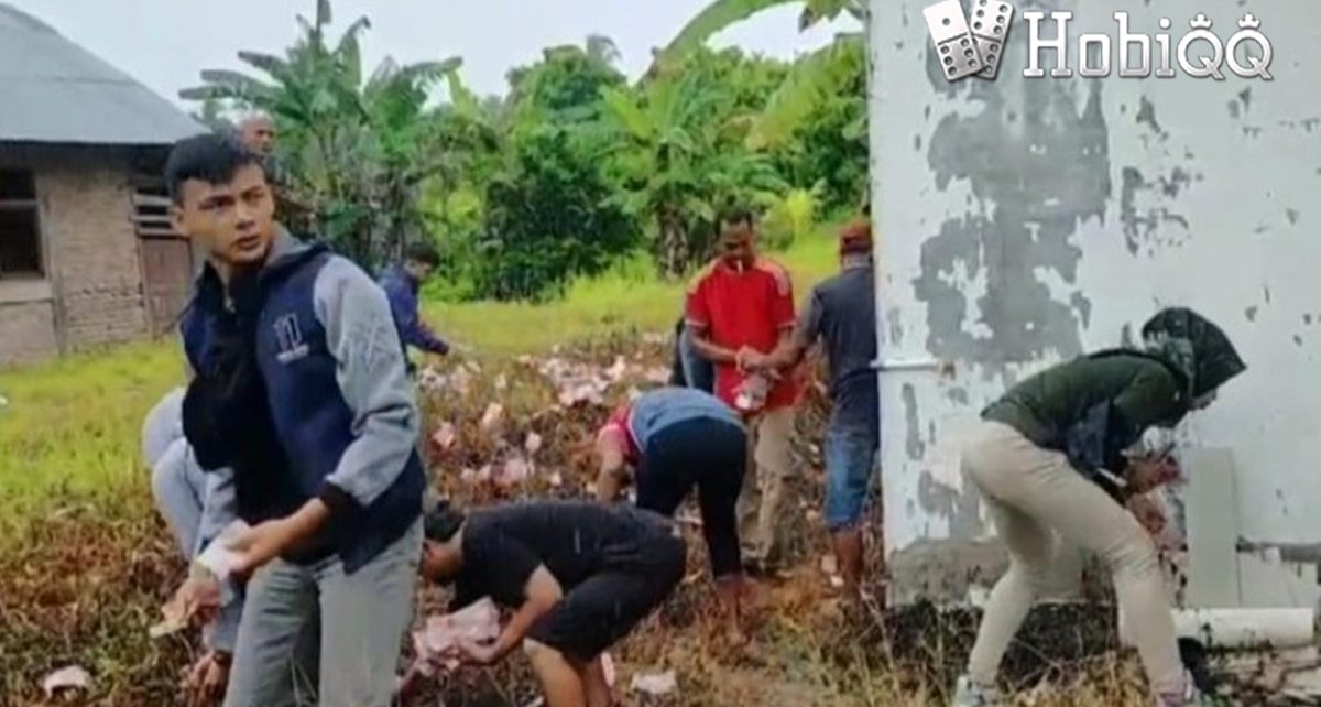 Mobil Pengangkut Uang Milik Bank Terguling di Sumbar