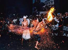 TRADISI LUKAT GENI SEBELUM PENGERUPUKAN DI BALI - Punapi Bali