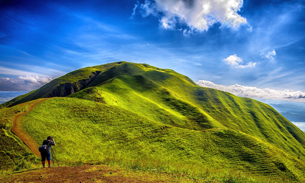 Keindahan Bukit Holbung di Samosir