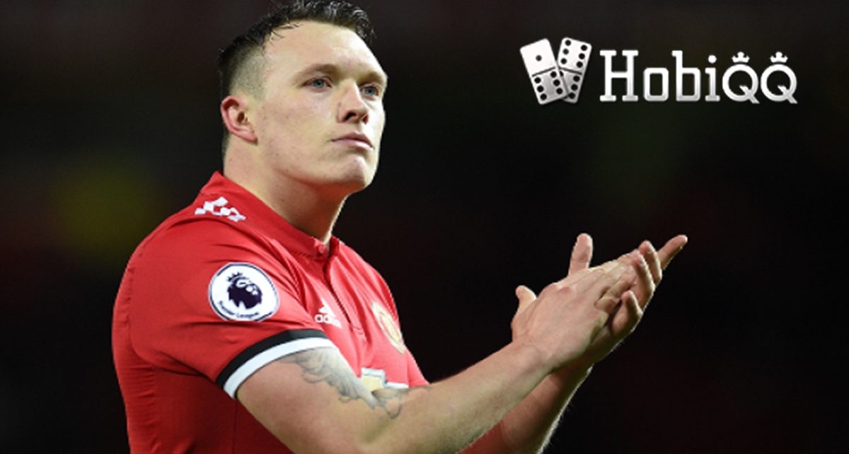 Phil Jones Akhirnya Cabut dari Manchester United