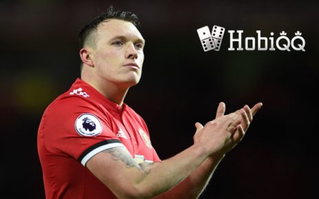 Phil Jones Akhirnya Cabut dari Manchester United