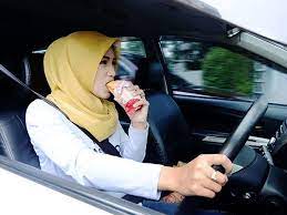 Makan Dalam Mobil Bisa Sebabkan Kecelakaan - Panduan Pembeli | Mobil123