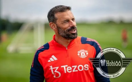 Ruud van Nistelrooy Diklaim Bersedia Tangani Manchester United