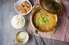 Kebiasaan Makan Mi Instan Dicampur Nasi